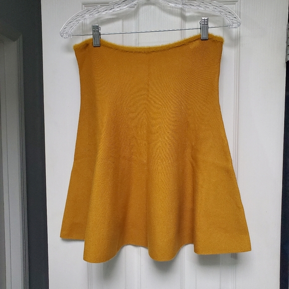 Zara Knit High Waisted Solid Mustard Knit Mini Skirt - size Large - Picture 3 of 6